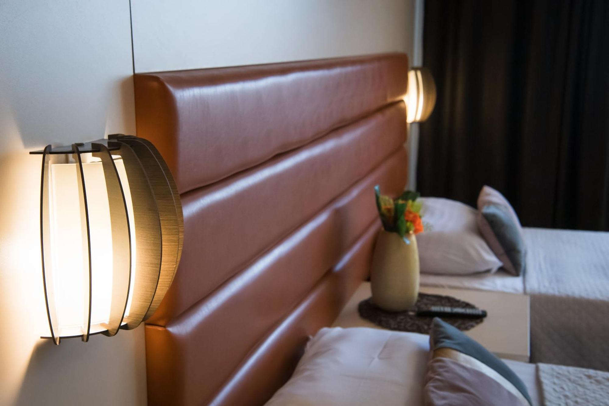 MBI Travel Inn Craiova Esterno foto
