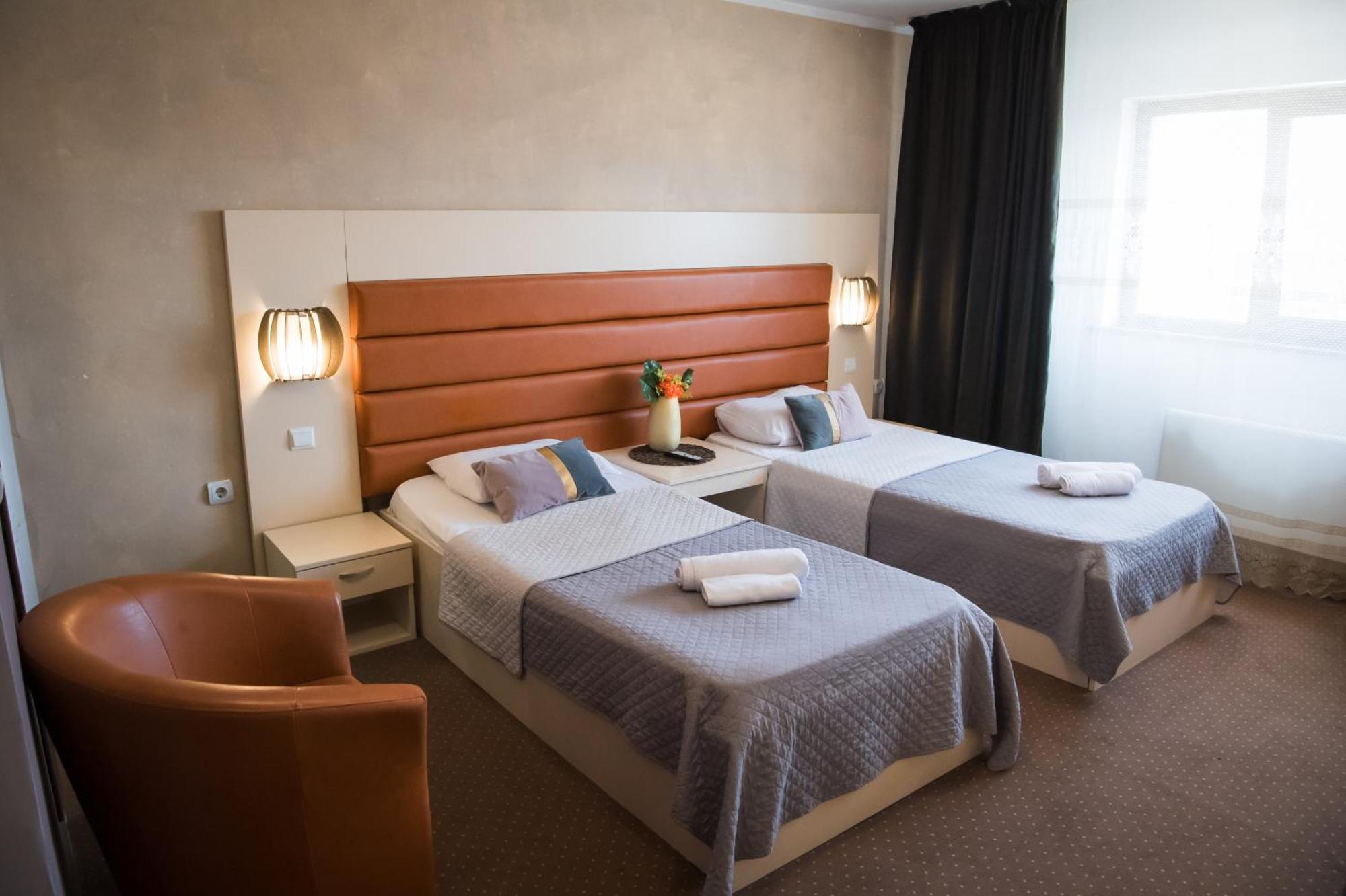 MBI Travel Inn Craiova Esterno foto