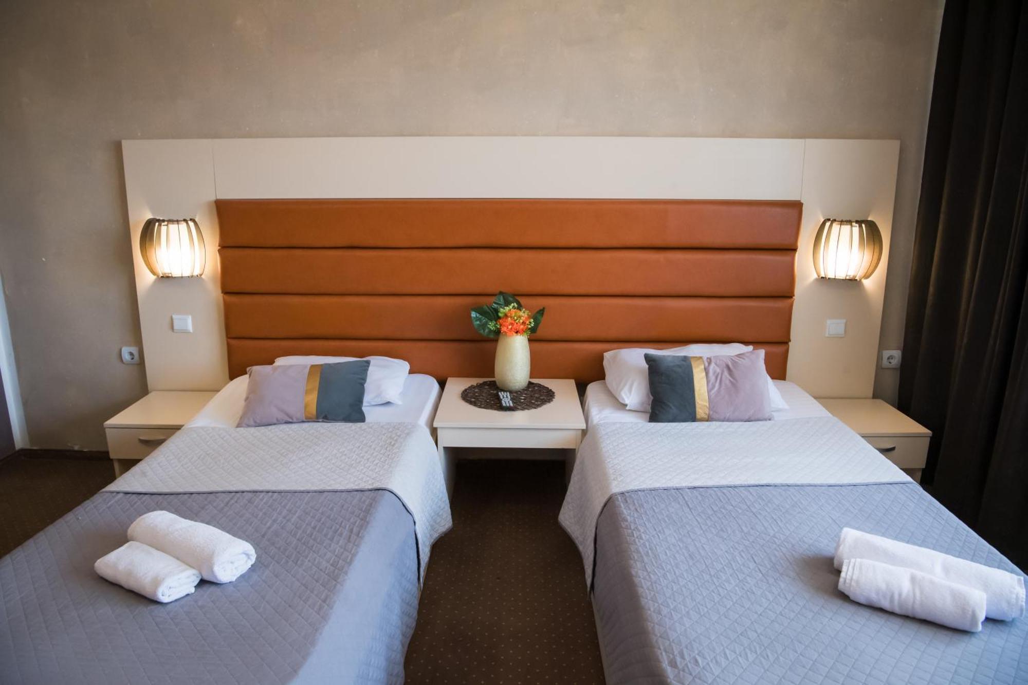 MBI Travel Inn Craiova Esterno foto