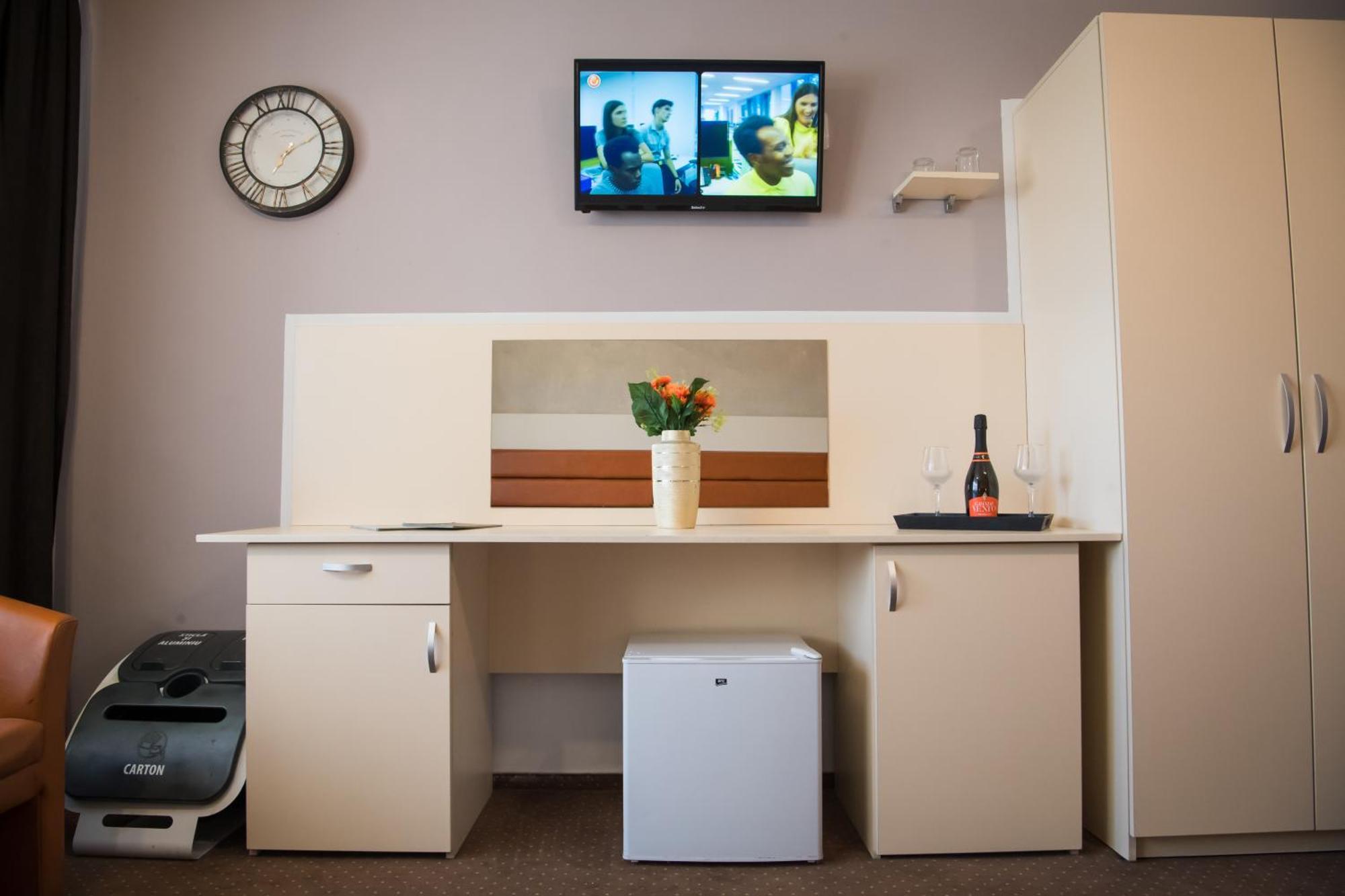 MBI Travel Inn Craiova Esterno foto
