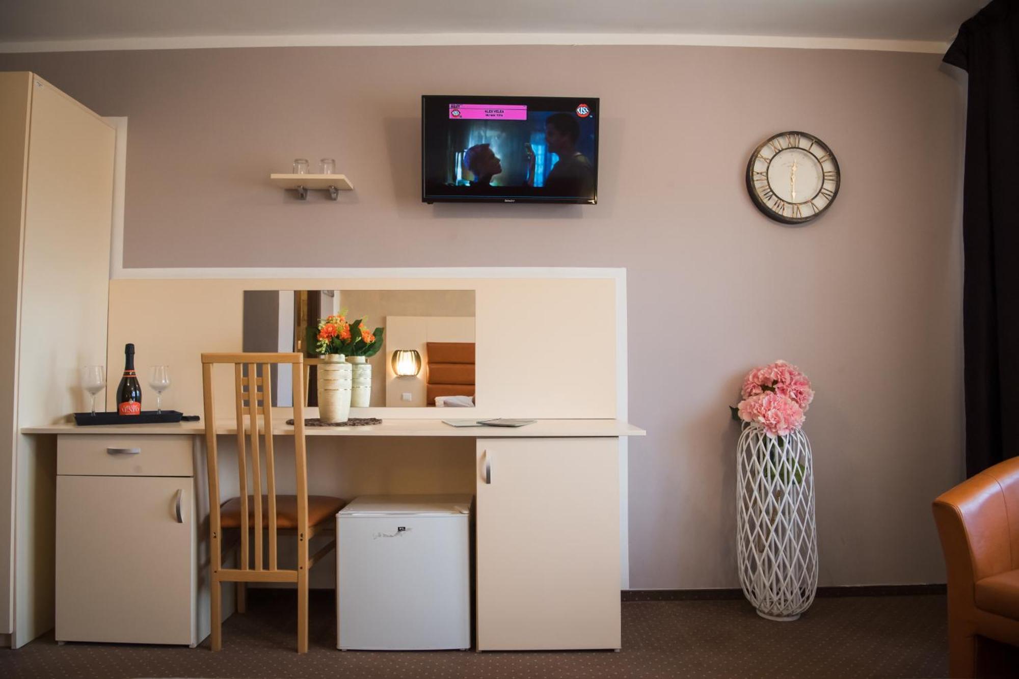 MBI Travel Inn Craiova Esterno foto
